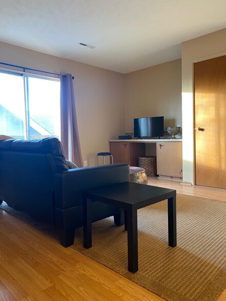 Living Space - 4921 Chicago St
