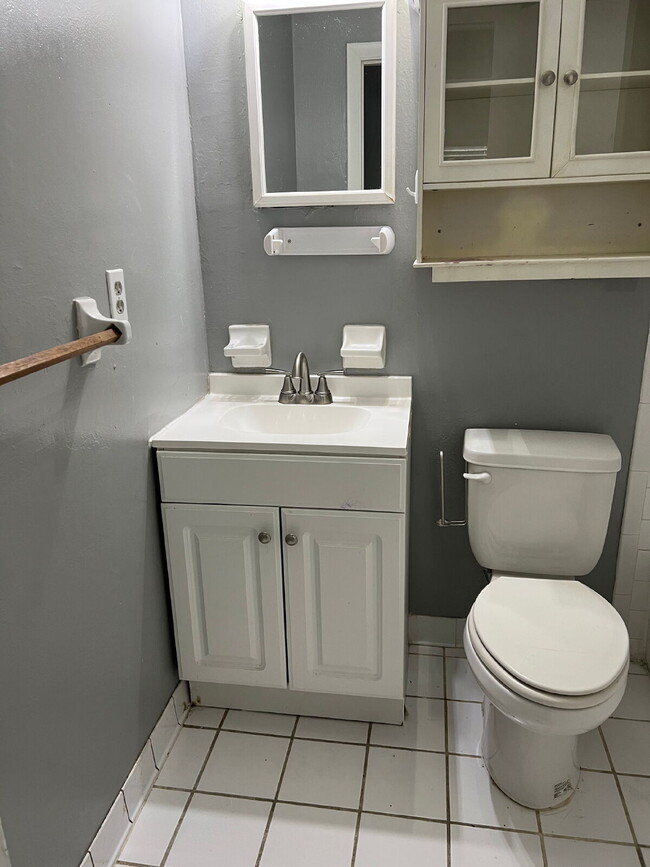 Building Photo - Adorable 3 bedroom 2 bath rental with fully fenced yard