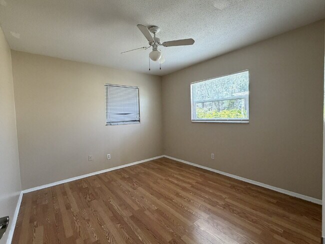 Building Photo - "Charming 2-Bedroom Duplex Retreat in Venice East!"