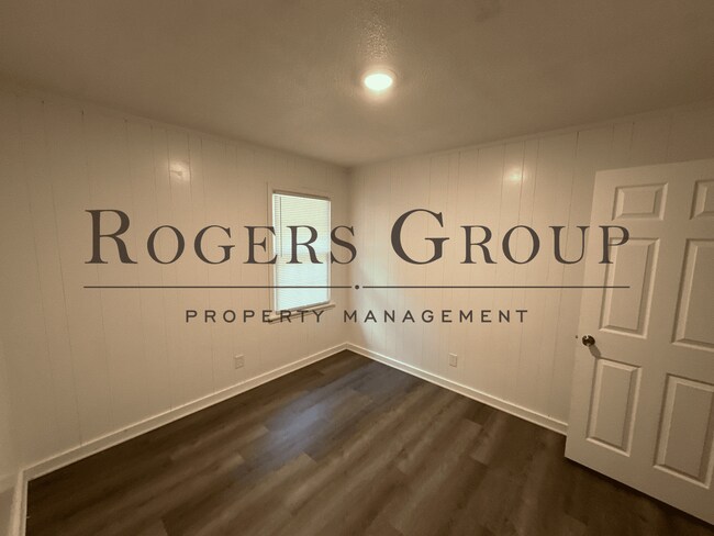 Building Photo - #450 - 421-423 Ridley St Duplex