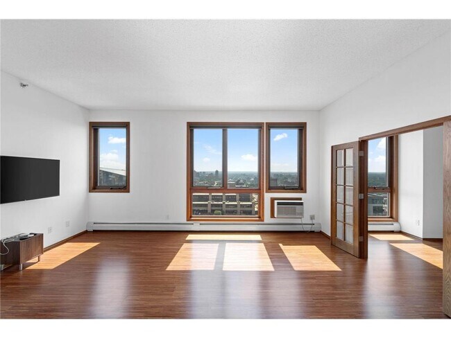 Building Photo - 433 S 7th St