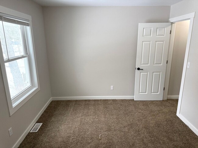 Building Photo - Elizabeth - 321/323