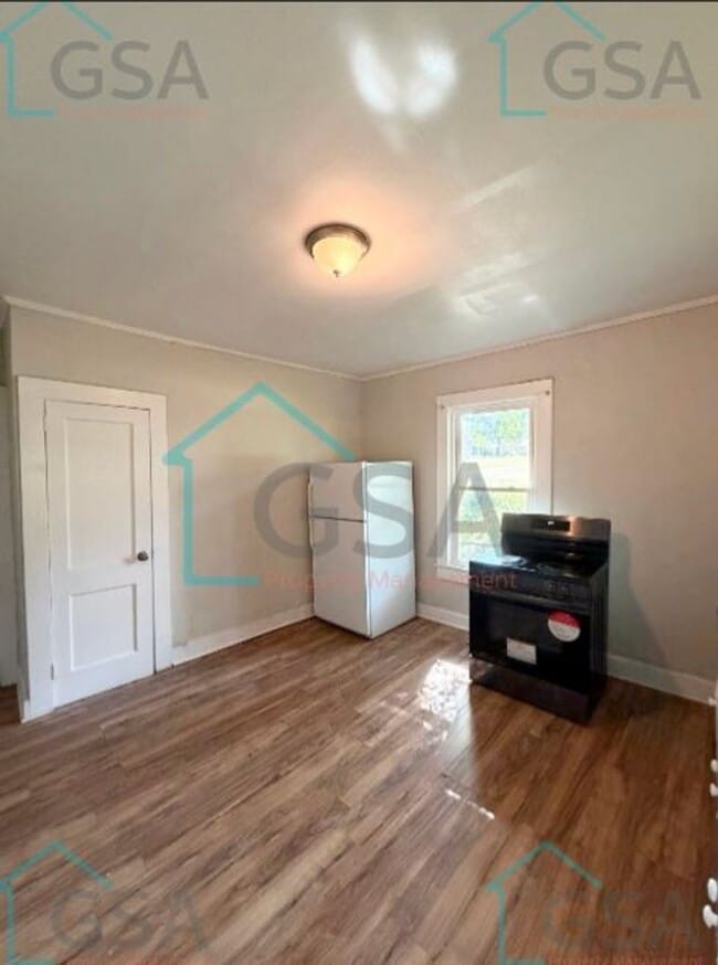 Building Photo - 2 bedroom 1 bathroom House AVAILABLE NOW