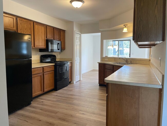 Building Photo - 2-Bedroom Duplex with full basement, 1-Car...