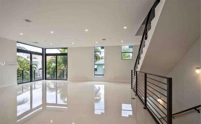 Building Photo - 909 NE 16th Terrace