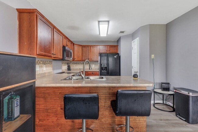 Building Photo - AVAILABLE JUNE (PETS PERMITTED)