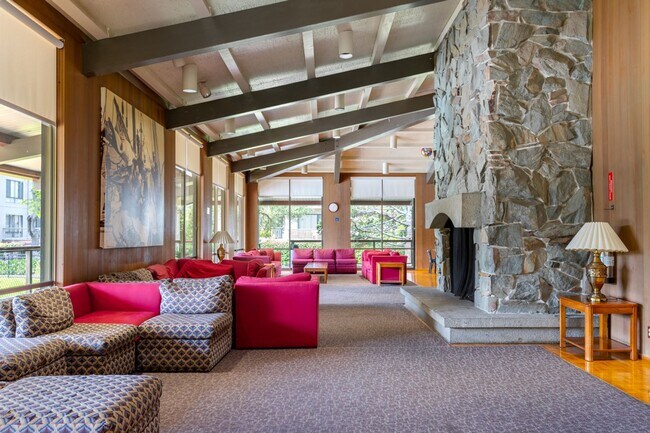 Building Photo - Full Size One Bedroom with Top Floor Privacy