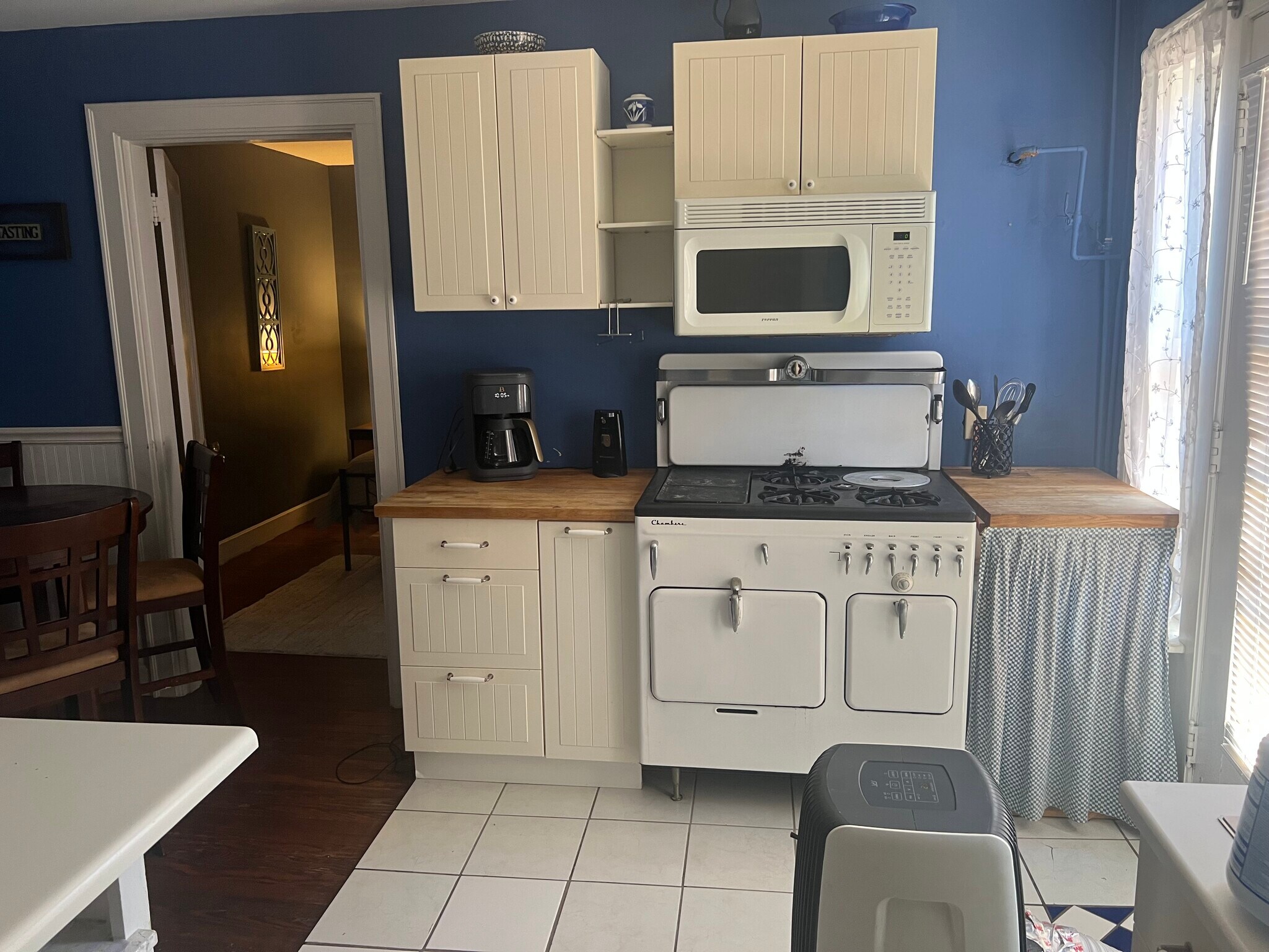 Building Photo - 208 Sutton St