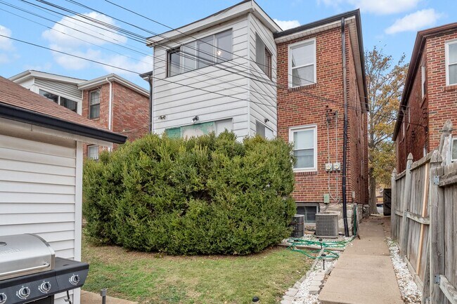 Building Photo - The Big Ol-eetha