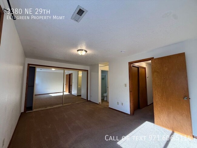 Building Photo - 3380 NE 29th St