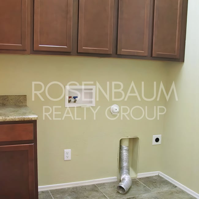 Building Photo - Gorgeous 3-bedrooms, 2-baths home in the b...