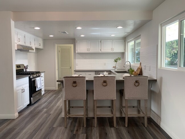 Building Photo - 611 E Del Mar Ave