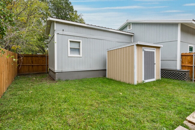 Building Photo - 112 Queenswood Dr