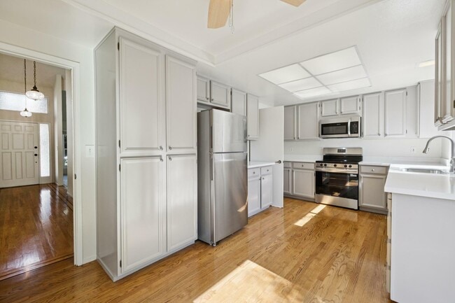 Building Photo - 2016 Fairmont Dr