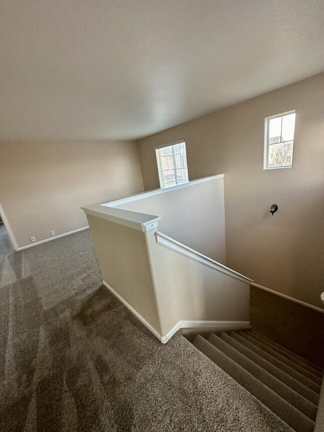 Building Photo - Stylish 2 bedroom Townhome end unit w/Loft 80923