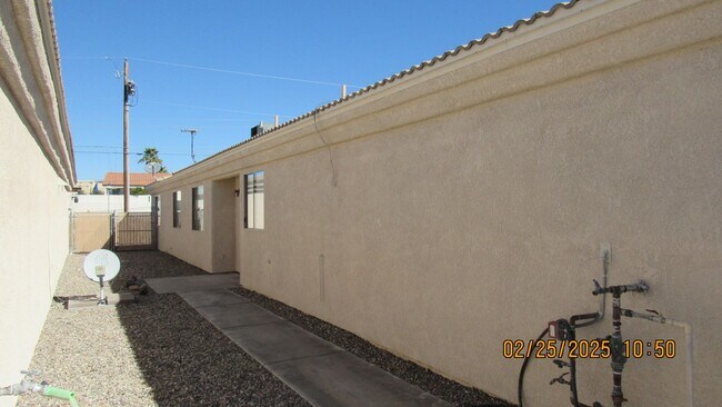 Building Photo - 2759 Palisades Dr