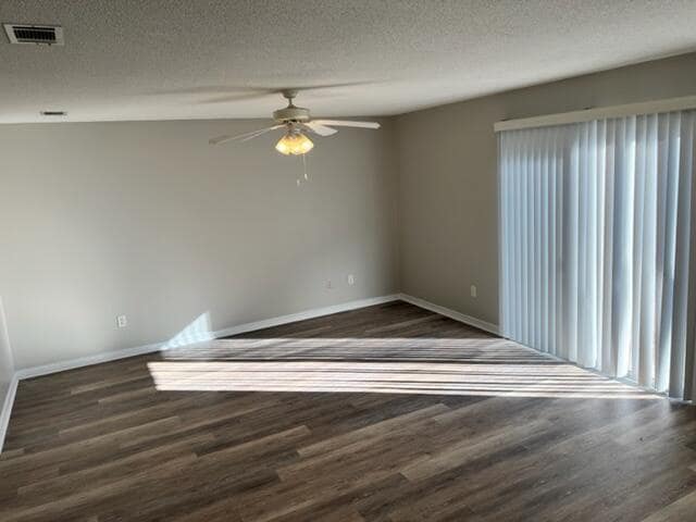 Building Photo - "Charming 3-Bed Townhouse Retreat in Shali...