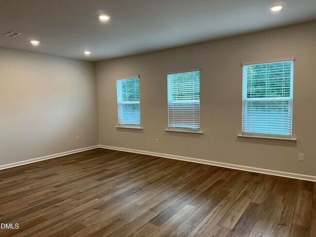 Building Photo - 1359 Hasse Ave