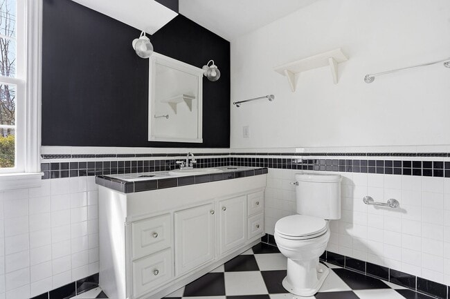 Building Photo - LIVE IN THE HEART OF RALEIGH-BEAUTIFUL AND FUNCTIONAL HOME AWAITS YOU!