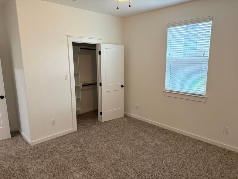 Building Photo - 5041 Mooney Fls Dr