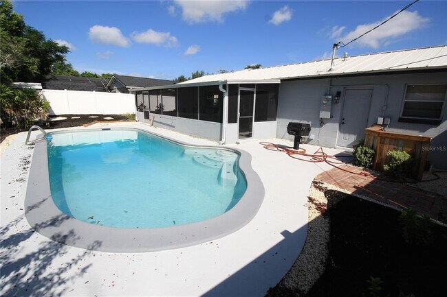 Building Photo - 390 Lilac Rd