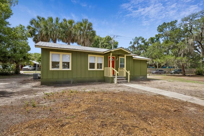 Building Photo - 2113 Silver Lake Dr