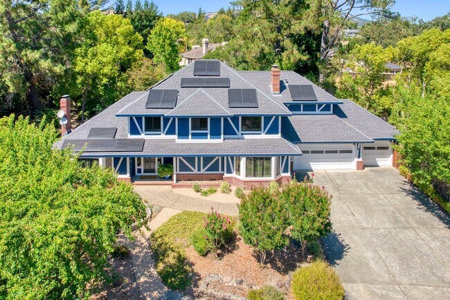 Building Photo - 8 Racquet Ct