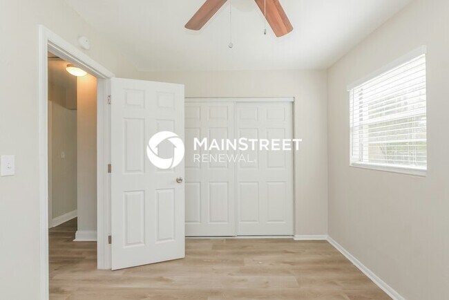 Building Photo - 3 Bedroom Pet-Friendly Home in Tampa, FL with Main Street Renewal