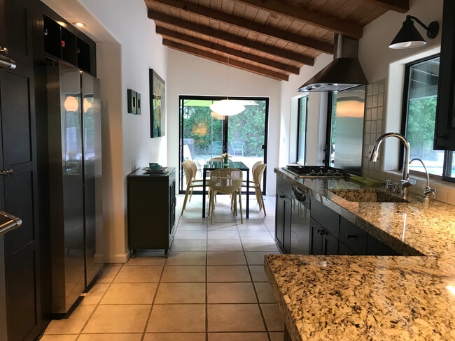 High vaulted ceilings - 435 E Chuckwalla Rd