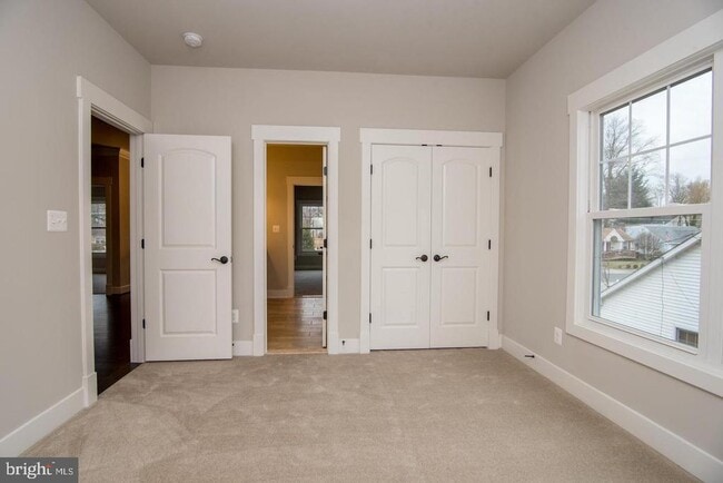 Building Photo - 6928 Regent Ln