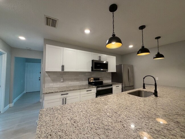 Building Photo - 3 bed/2 bath in St.Pete!