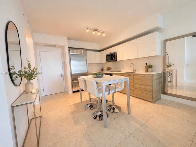 Building Photo - 1300 Brickell Bay Dr