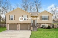Building Photo - 4 Bedroom Pet-Friendly Home in Independence, MO with Main Street Renewal
