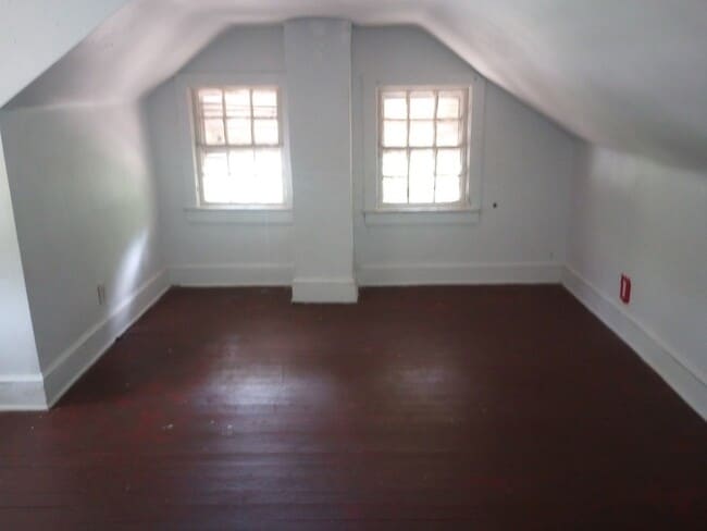Building Photo - 3 Bedroom 1 Bathroom