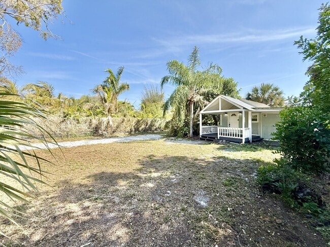 Building Photo - 713 Smith St