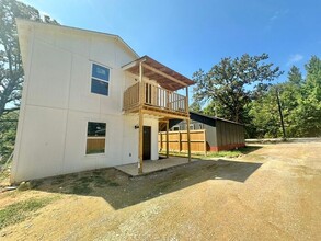 Building Photo - AVAILABLE! Stylish 1-bedroom, 1-bath town ...