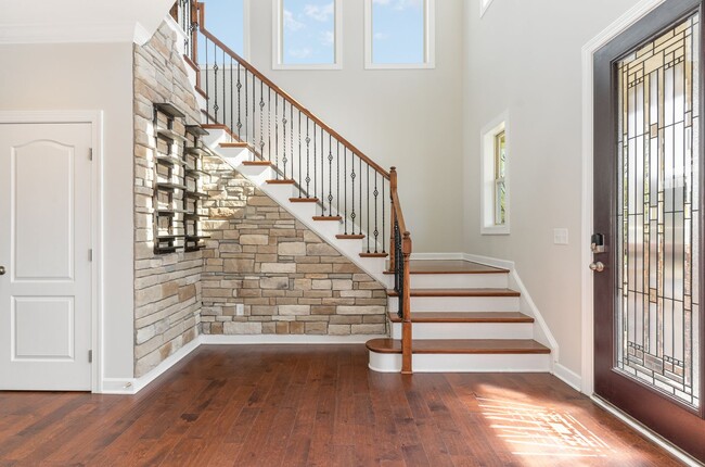 Building Photo - Gorgeous 5 Bedroom Home with First Floor I...