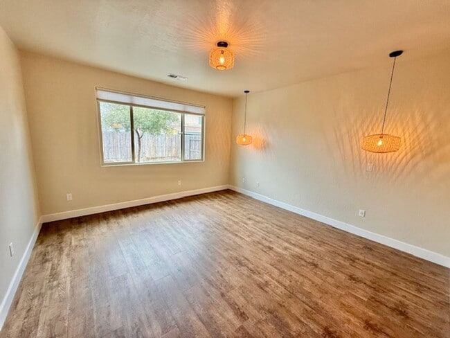 Building Photo - 3 Bedroom 2 Bathroom in SE Visalia!
