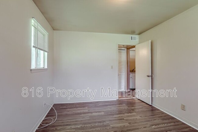 Building Photo - 15411 Barat Ave