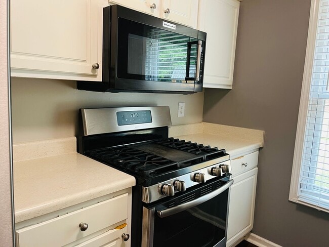 Building Photo - Wow! Renovated 3 bedroom 2 bath home in Ca...