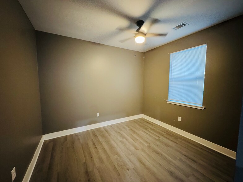 Building Photo - 860 France St