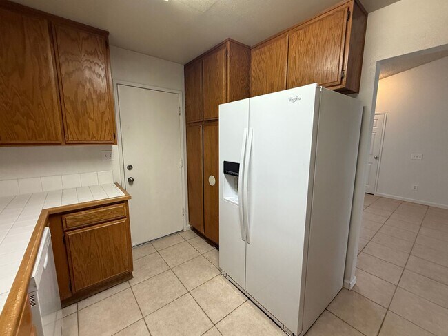 Building Photo - Hesperia Home, 3 Bedroom's, 2 Bathrooms, New paint, New Carpet,