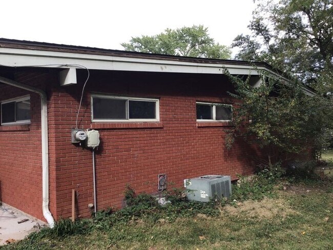 Building Photo - 5323 NW Edgewood Cir