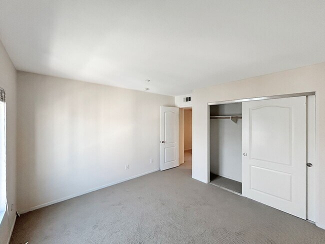 Building Photo - Stunning 2BD/2BA w/ In-Unit Laundry and At...