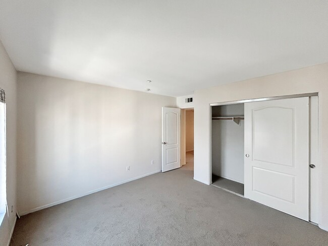 Building Photo - Stunning 2BD/2BA w/ In-Unit Laundry and Attached Garage in Midway District!