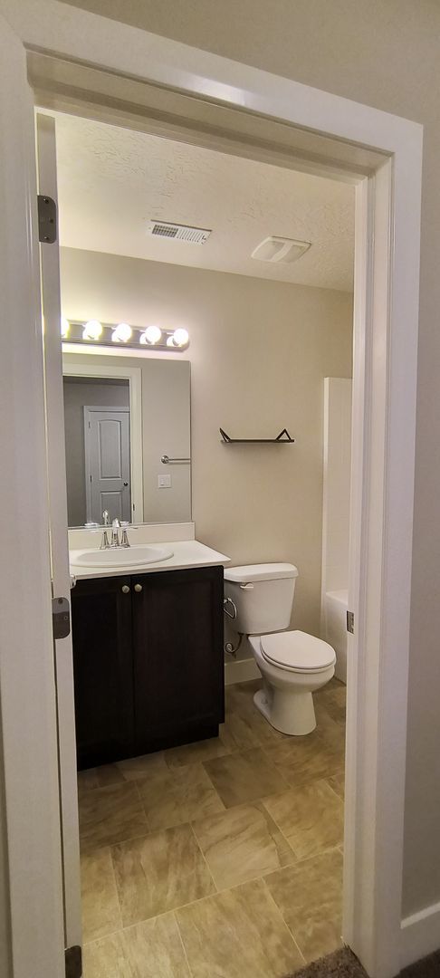 Building Photo - 3 Bedroom 3 Bathroom 2 Car Garage Townhome For rent.