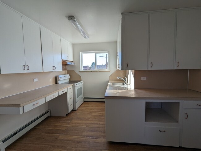 Building Photo - 613 4th St