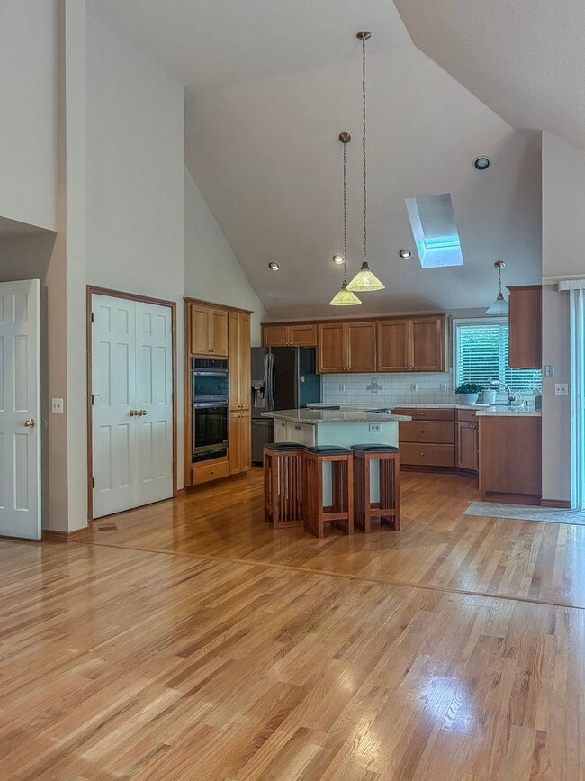 Building Photo - Arranmore 2 Bedroom with Den Available Now !