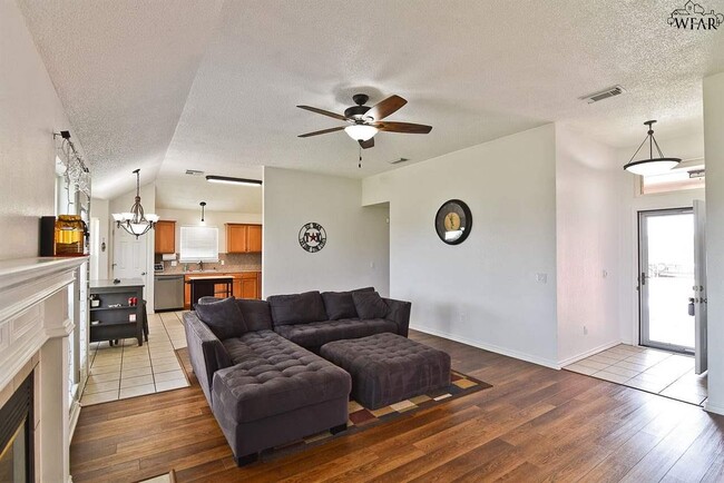 Building Photo - 5516 Chinaberry Dr