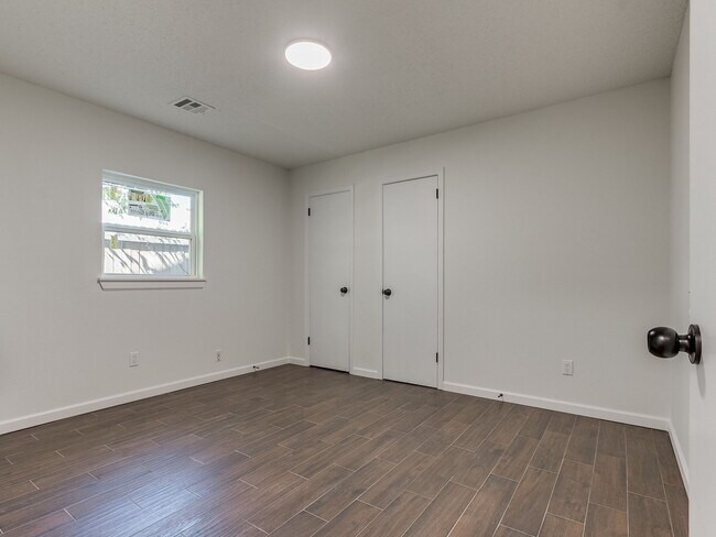 Building Photo - 1915 N Moulton Ct